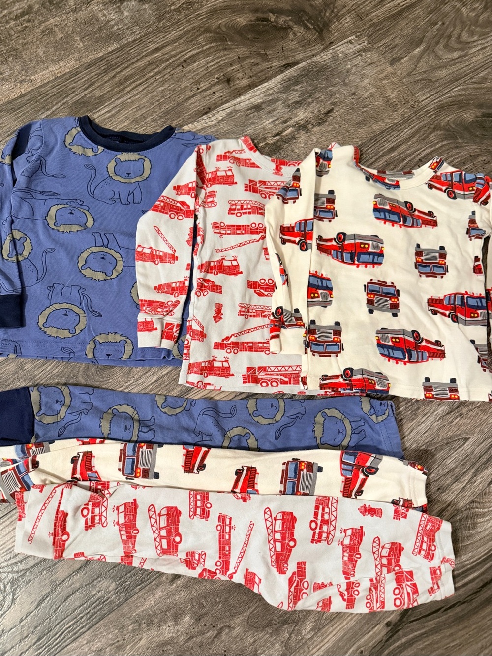 Set of 3 pajama 3T used cotton fire trucks 🚒 lion 🦁 carters gap used blue white